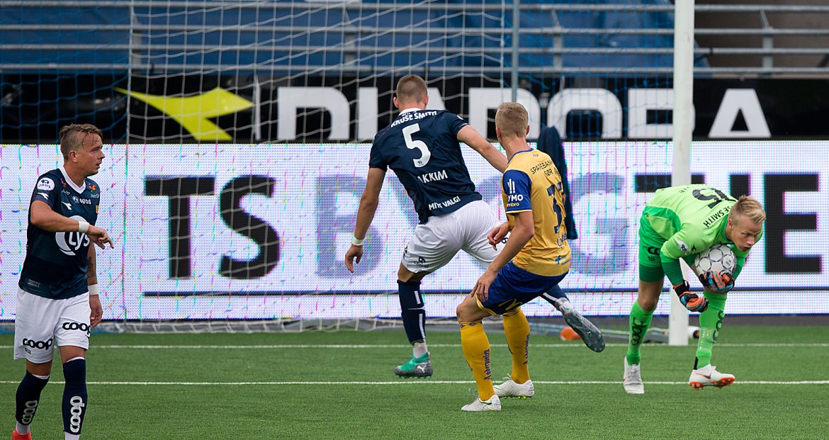 Viking - Jerv. Amund Wichne snapper ballen. Foto: Tore Fjermestad