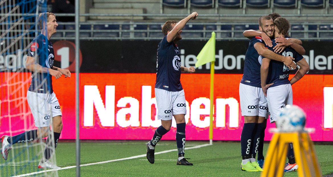 Viking - Strømsgodset. Tommy Høiland blir gratulert for 3-0 scoringen.  Foto: Tore Fjermestad