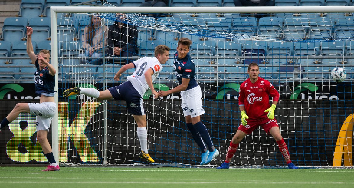 Viking - Strømsgodset. Ballen passerer foran Iven Austbø.  Foto: Tore Fjermestad