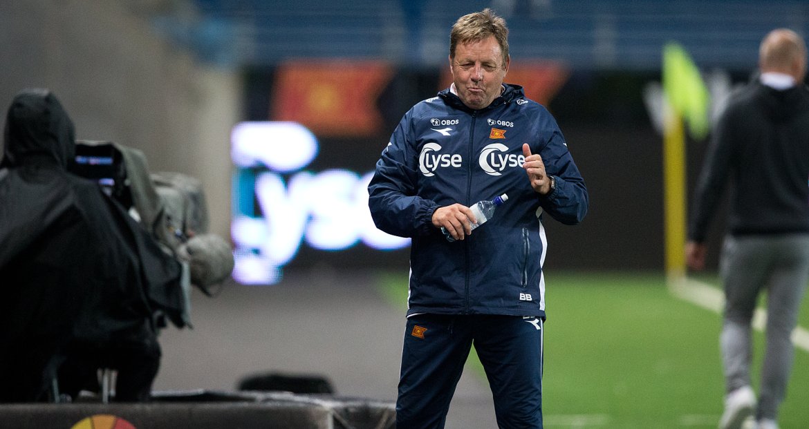 Viking - Strømsgodset. Bjarne Berntsen tar en slurk vann.  Foto: Tore Fjermestad