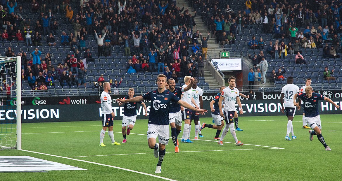 Viking - Strømsgodset. Torsteinbø har scoret 1-0 målet.  Foto: Tore Fjermestad
