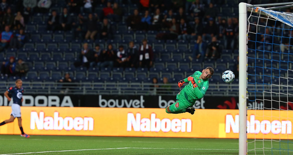 Viking - Strømsgodset. Tommy Høiland setter inn 3-0.  Foto: Tore Fjermestad