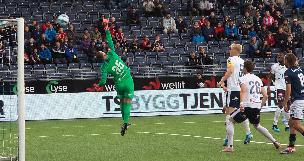 Viking - Strømsgodset. Ballen dundrer i stolpen bak Godset-keeper.  Foto: Tore Fjermestad
