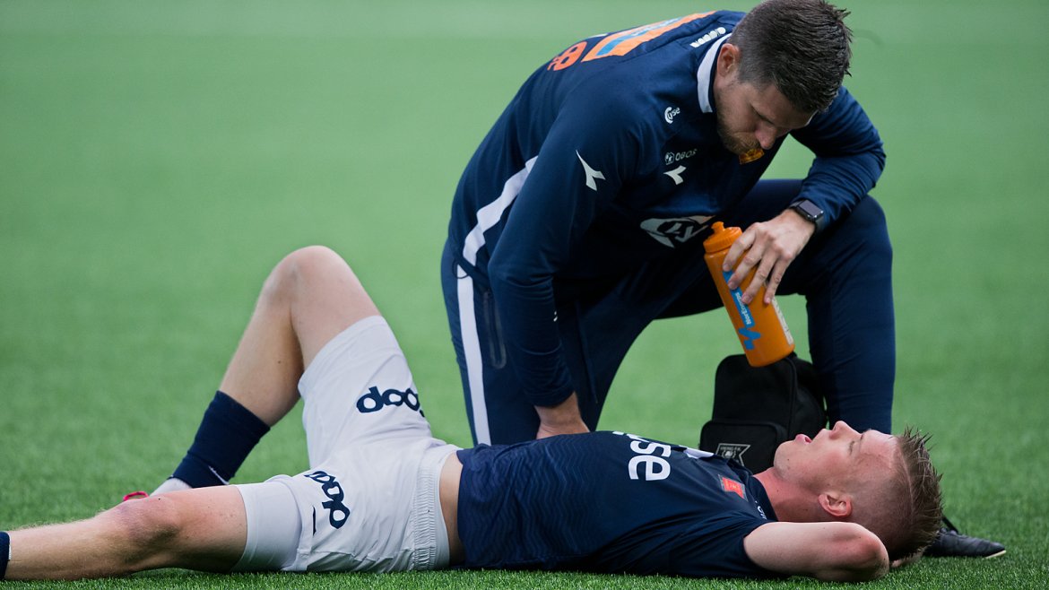 Viking - Strømsgodset. Sámuel Fridjónsson får behandling.  Foto: Tore Fjermestad