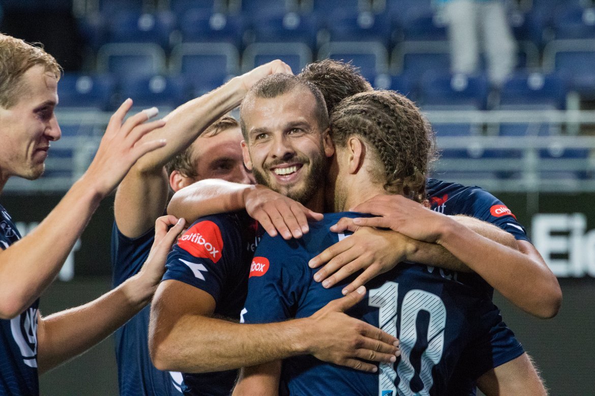 Viking - Strømsgodset, Tommy Høiland gratuleres av Zlatko Tripic og resten av lagkameratene. Foto: Sander Selsvik Jacobsen