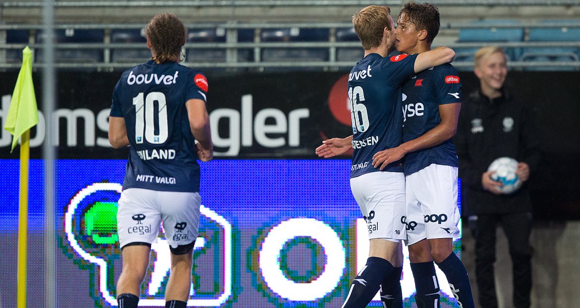 Viking - Strømsgodset. Adrian Pereira gratuleres for 4-0 scoringen.  Foto: Tore Fjermestad