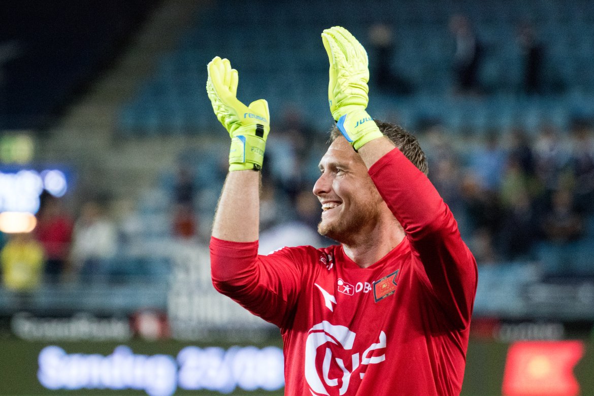 Viking - Strømsgodset, Iven Austbø takker publikum etter seieren mot Strømsgodset. Foto: Sander Selsvik Jacobsen