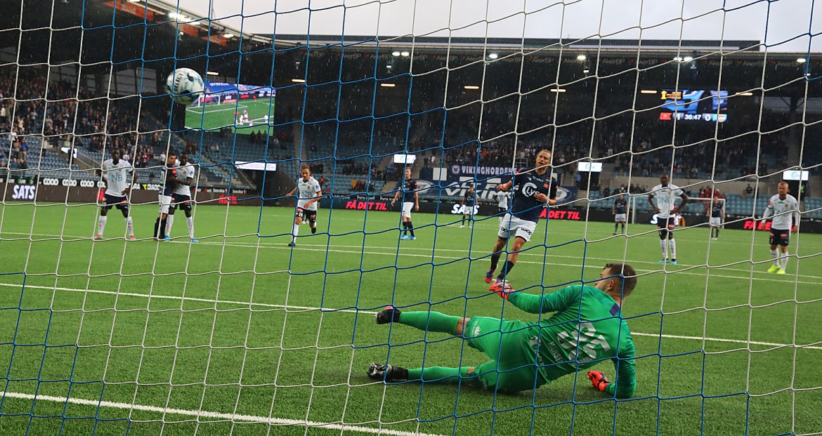 Viking - Strømsgodset. 2-0 ved Høiland på straffe.  Foto: Tore Fjermestad