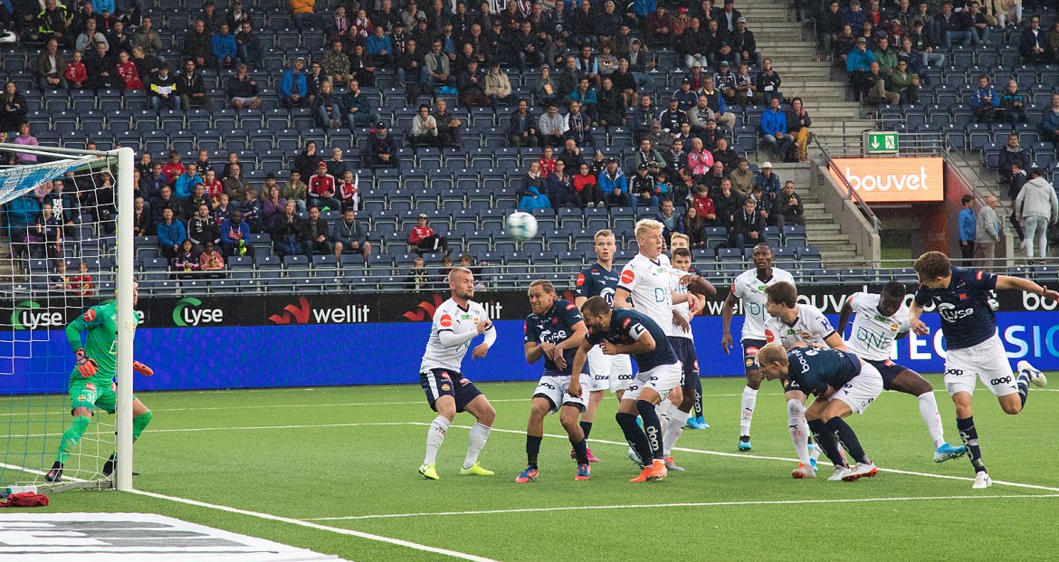 Viking - Strømsgodset. Torsteinbø (helt til høyre) setter inn 1-0.  Foto: Tore Fjermestad