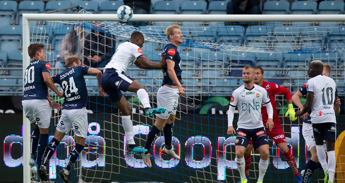 Viking - Strømsgodset. Viljar Vevatne klarerer i feltet.  Foto: Tore Fjermestad
