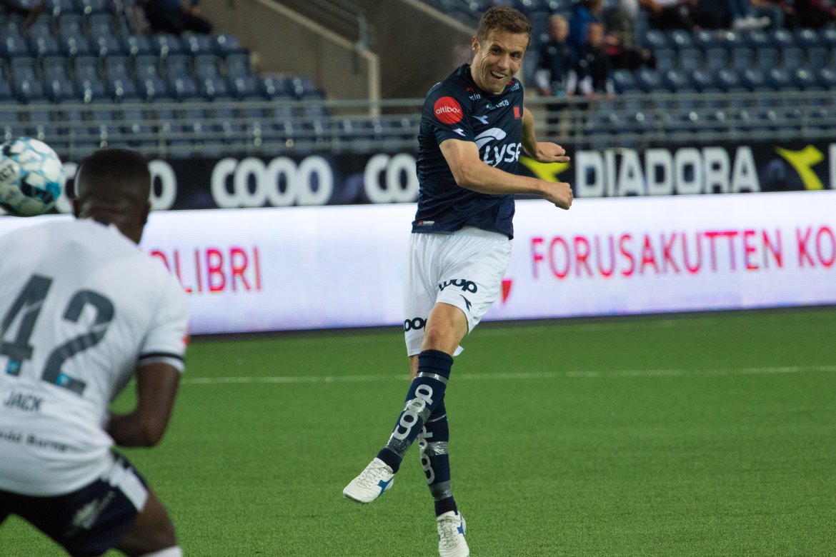 Viking - Strømsgodset, Fredrik Torsteinbø smeller til og treffer tverrleggeren. Foto: Sander Selsvik Jacobsen
