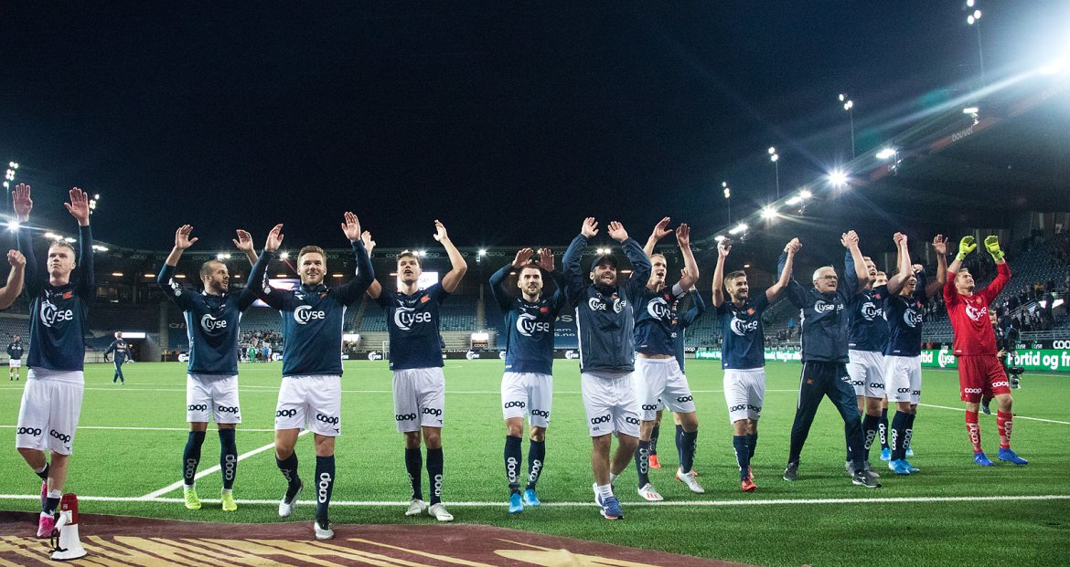 Viking - Strømsgodset. Feiring etter kampen.  Foto: Tore Fjermestad