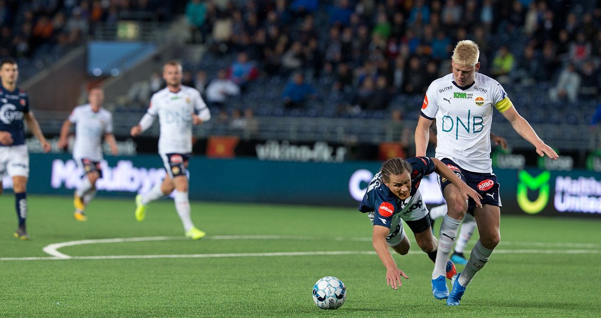 Viking - Strømsgodset. Tommy Høiland over ende i feltet men får ikke straffe.  Foto: Tore Fjermestad