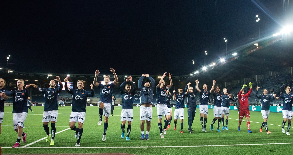 Viking - Strømsgodset. Feiring etter kampen.  Foto: Tore Fjermestad