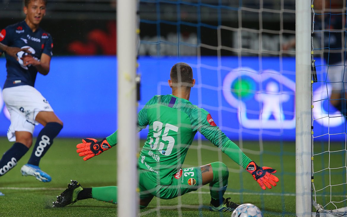 Viking - Strømsgodset. Adrian Pereira scorer 4-0 målet.  Foto: Tore Fjermestad