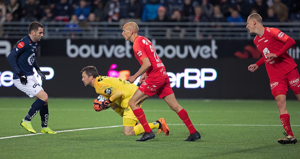 Viking - Brann. Zymer Bytyqi litt for sent ute.  Foto: Tore Fjermestad