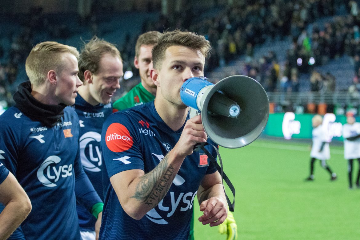 Viking - Brann, Tord Salte leder feiringen etter seieren mot Brann. Foto: Sander Selsvik Jacobsen