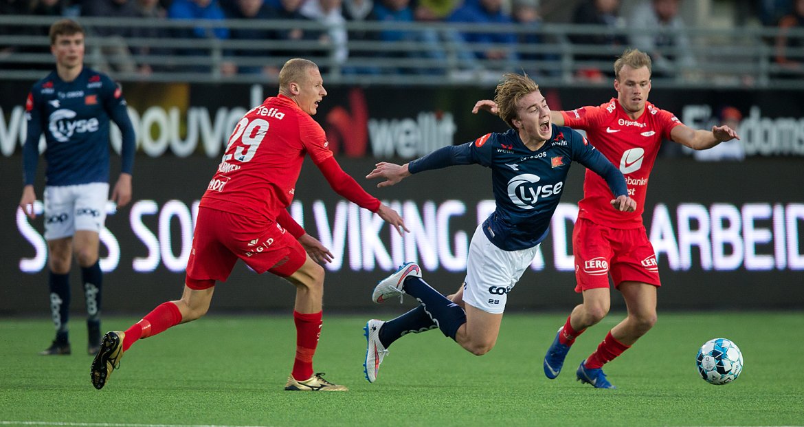 Viking - Brann. Kristian Thorstvedt blir felt.  Foto: Tore Fjermestad