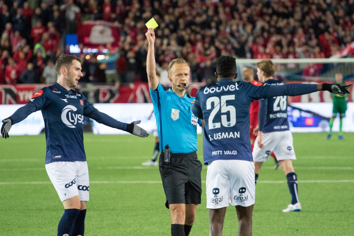 Viking - Brann, Usman Sale får gult kort av dommer Ola Hobber Nilsen. Foto: Sander Selsvik Jacobsen