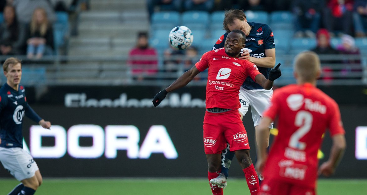 Viking - Brann. Rolf D Vikstøl i duell.  Foto: Tore Fjermestad