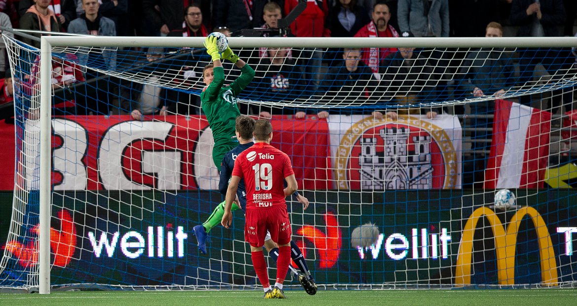 Viking - Brann. Iven Austbø snapper.  Foto: Tore Fjermestad