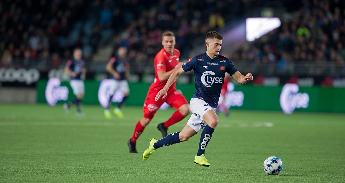 Viking - Brann. Ylldren Ibrahimaj på vei mot sin 2-0 scoring.  Foto: Tore Fjermestad