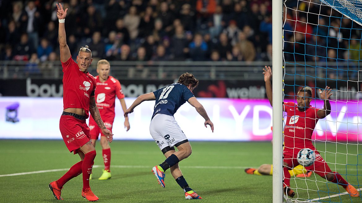 Viking - Brann. Tommy Høiland setter ballen i mål men blir avblåst for offside.  Foto: Tore Fjermestad