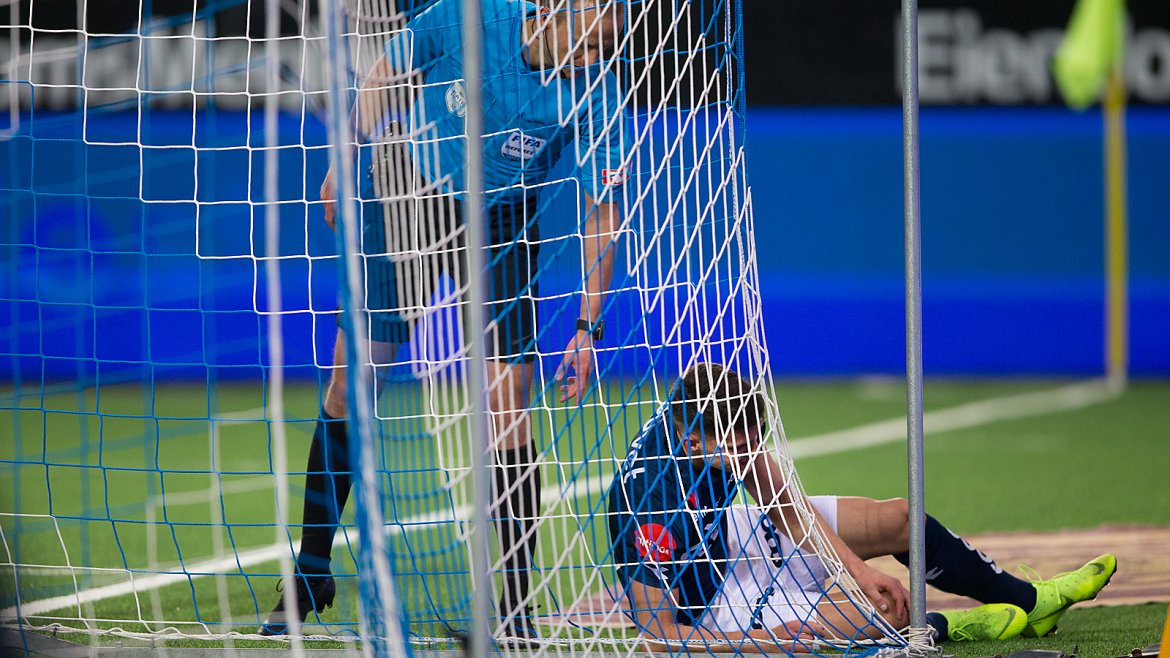 Viking - Brann. Ylldren Ibrahimaj nede med skade.  Foto: Tore Fjermestad