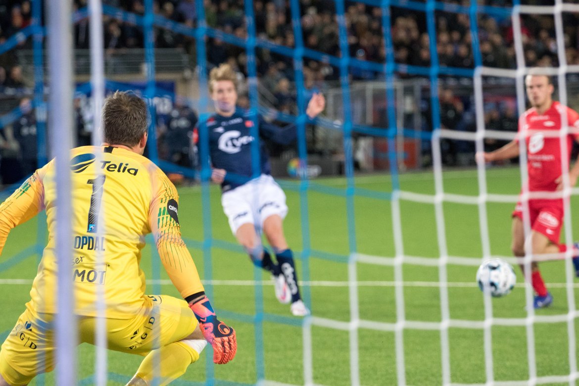 Viking - Brann, Håkon Opdal ser avslutningen til Thorstvedt, men klarer ikke å forhindre Viking-scoring. Foto: Sander Selsvik Jacobsen
