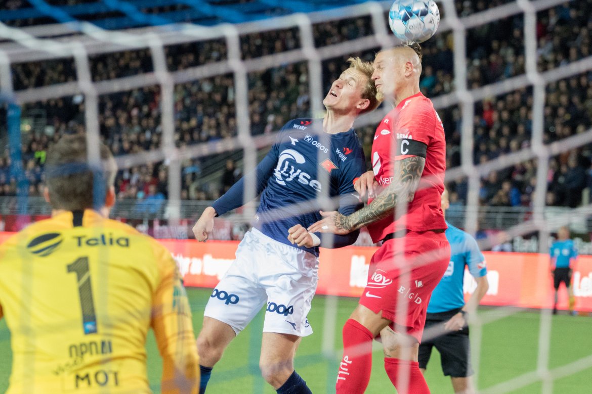 Viking - Brann, Viljar Vevatne i duell med Brann-kaptein Vito Wormgoor. Foto: Sander Selsvik Jacobsen