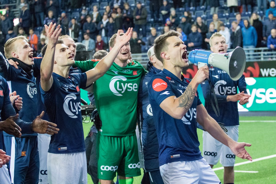 Viking - Brann, Tord Salte leder feiringen etter seieren mot Brann. Foto: Sander Selsvik Jacobsen