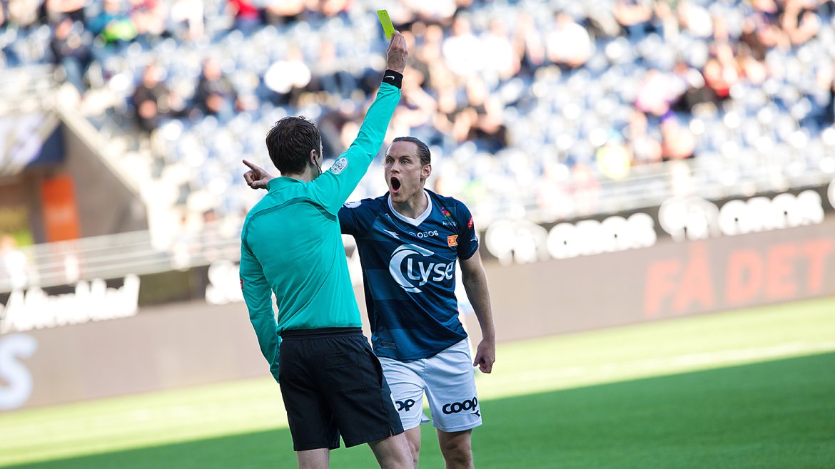 Viking - Notodden. Tommy Høiland får gult men prøver febrilsk å bedyre sin uskyld.