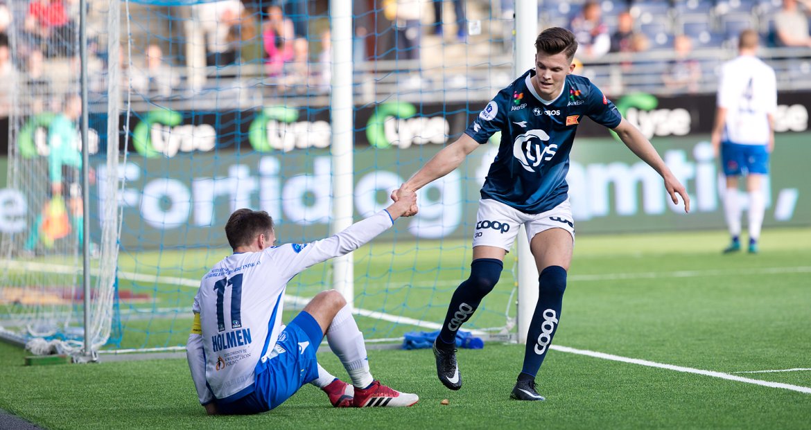 Viking - Notodden. Stian Michalsen med en hjelpende hånd.