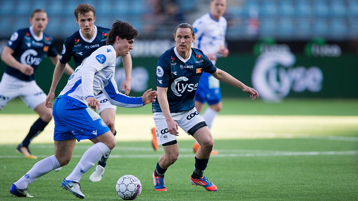 Viking - Notodden. Tommy Høiland viser med blikket at ballen skal bli hans.