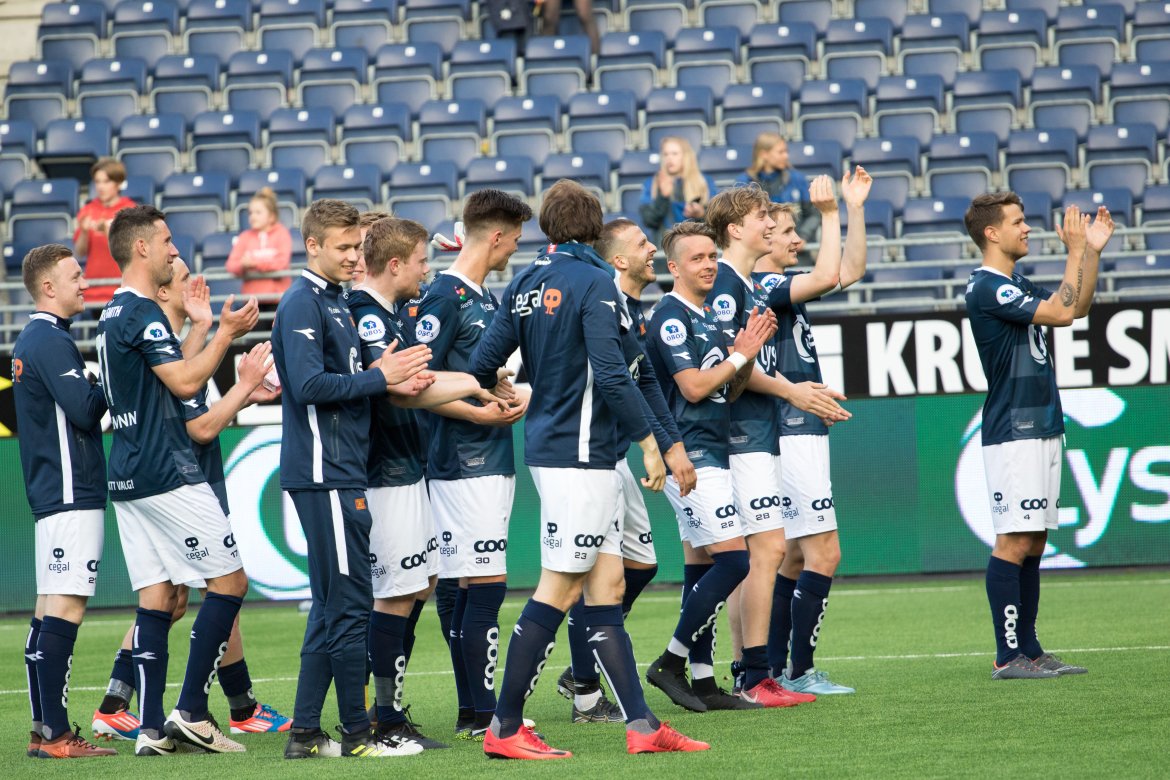 Viking - Notodden 3-1, Spillerne takker fansen etter kampen. Foto: Sander Selsvik Jacobsen