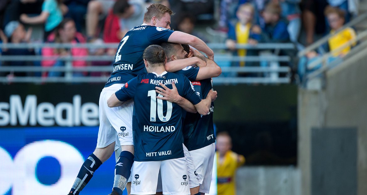 Viking - Notodden. Fredrik Torsteinbø forsvinner i mengden av gratulanter.