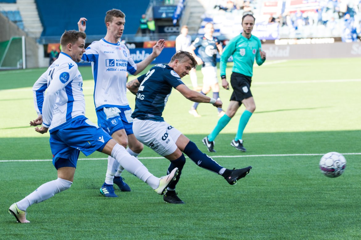 Viking - Notodden 3-1, Claes Kronberg prøver et skudd. Foto: Sander Selsvik Jacobsen