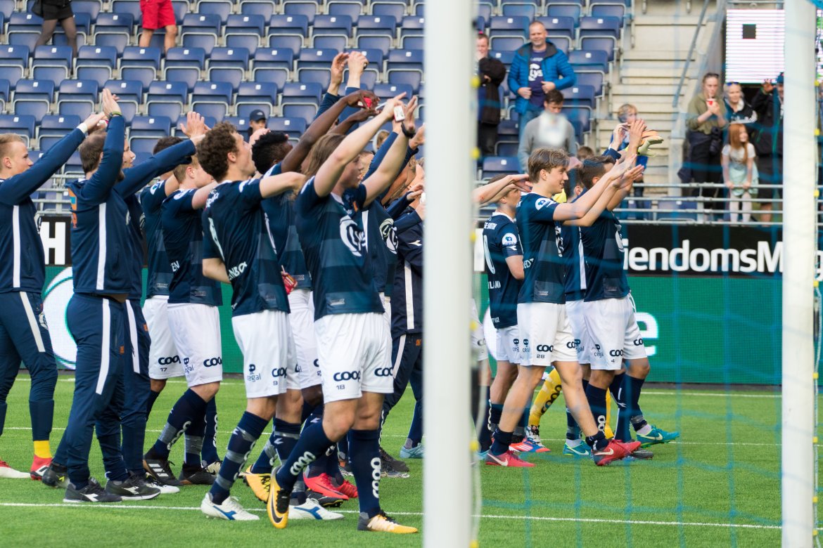 Viking - Notodden 3-1, Spillerne takker fansen etter kampen. Foto: Sander Selsvik Jacobsen