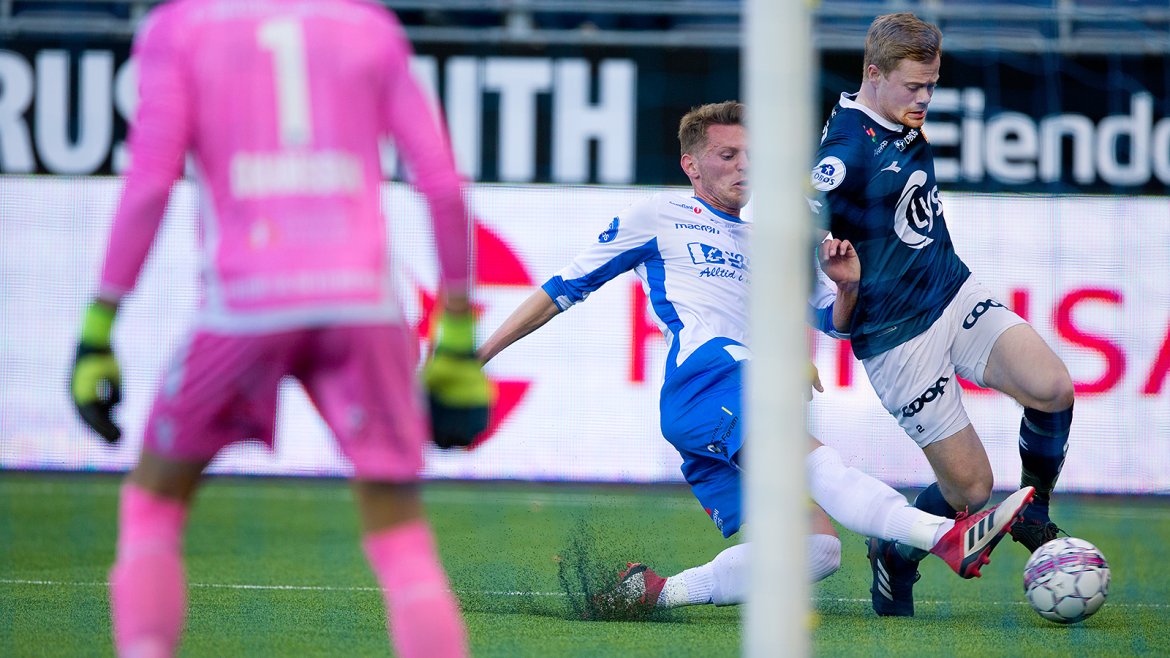 Viking - Notodden. Rasmus Martinsen blir taklet.