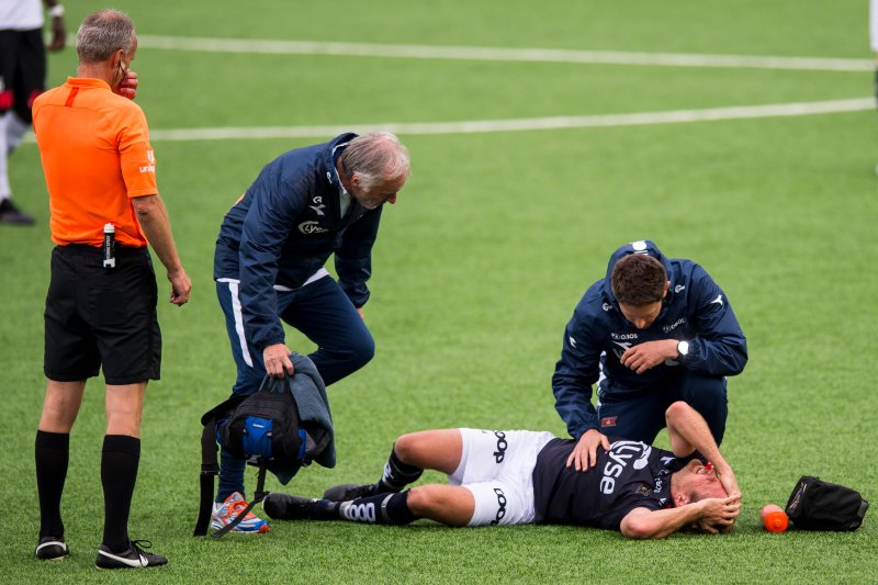 Kristoffer Løkberg fikk seg en skikkelig smell i leggen. Hvor alvorlig det er får vi først vite i mandag. Foto: Carina Johansen / NTB scanpix