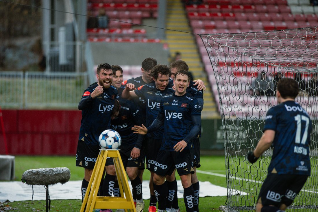 Sondre Bjørshol feirer etter å ha headet inn 1-2 målet i bortekampen mot Tromsø.