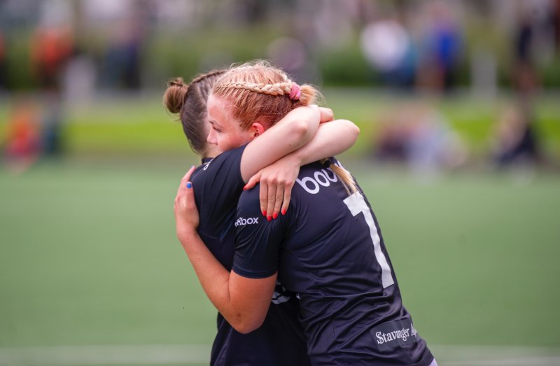 Vilde Bakke-Andersen (7) gratuleres etter scoringen. Foto: Lars Kristian Aalgaard