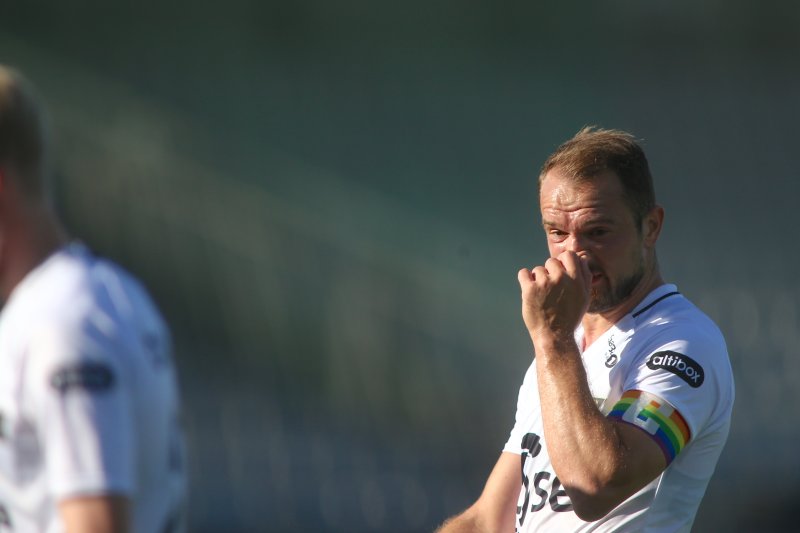 Veton Berisha var uheldig og sto i veien for Vevatnes avslutning i første omgang. Foto: Christoffer Andersen / NTB