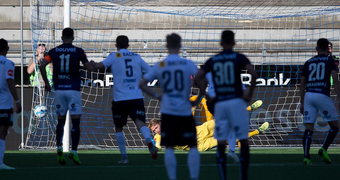 Viking - Stabæk. Stabæk-keeper må se straffen til Høiland gå i mål.  Foto: Tore Fjermestad