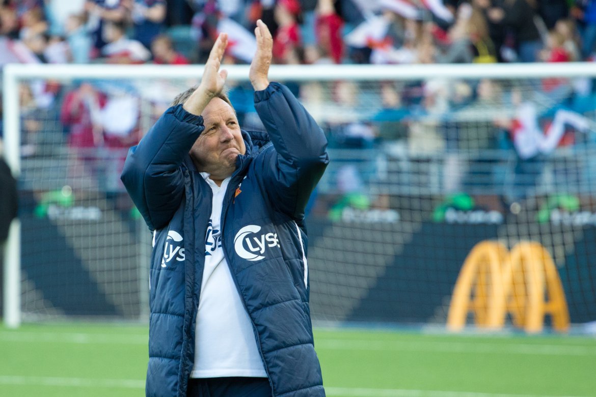 Viking - Stabæk, En fornøyd Bjarne Berntsen takker publikum etter seieren. Foto: Sander Selsvik Jacobsen