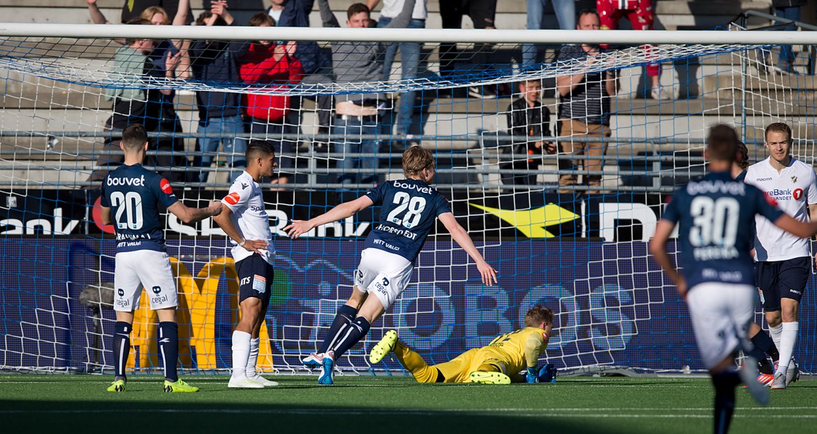 Viking - Stabæk. Kristian Thorstvedt setter inn 1-0. Foto: Tore Fjermestad