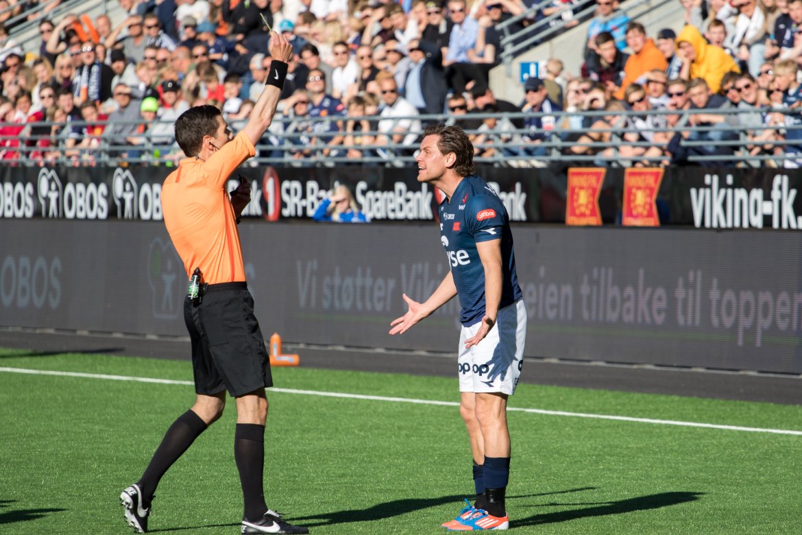 Viking - Stabæk, Tommy Høiland er uenig i Tore Hansens avgjørelse. Foto: Sander Selsvik Jacobsen