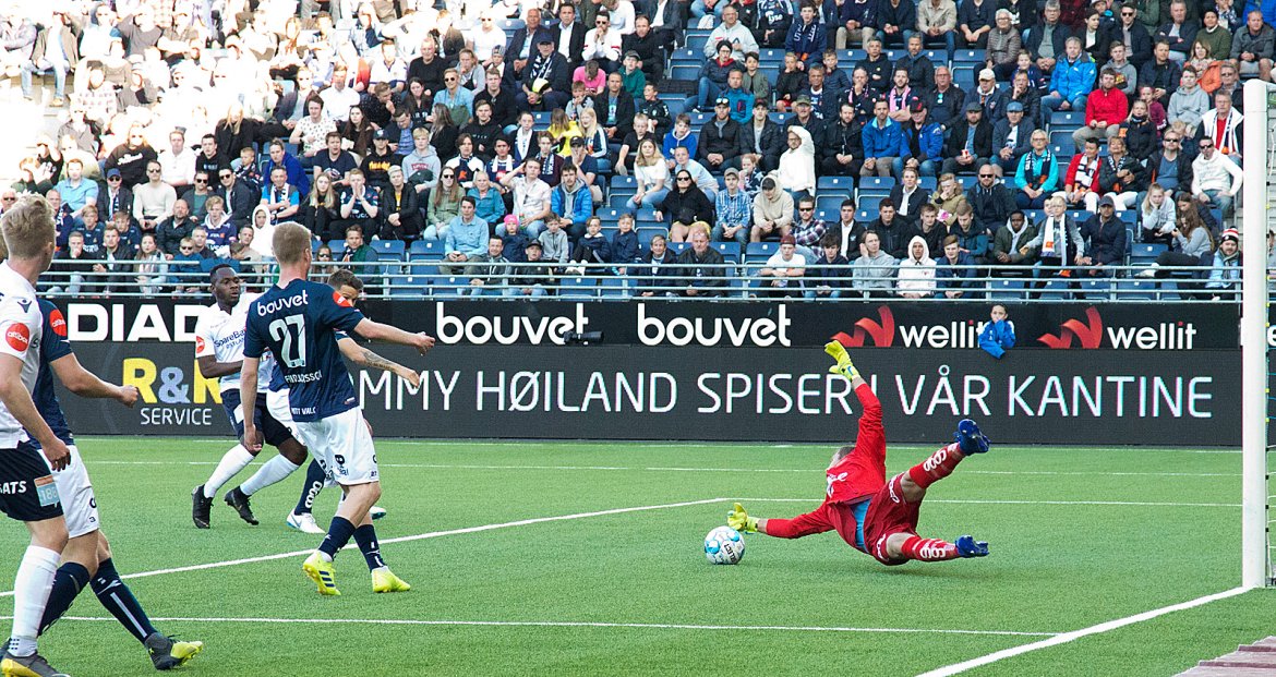 Viking - Stabæk. Iven Austbø er etter ballen. Foto: Tore Fjermestad