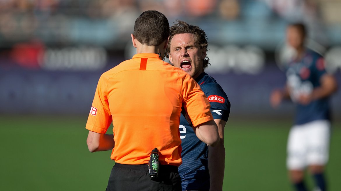 Viking - Stabæk. Tommy Høiland i heftig diskusjon med dommer. Foto: Tore Fjermestad