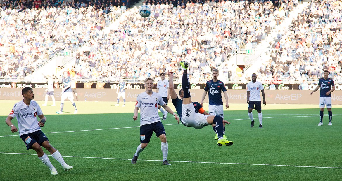 Viking - Stabæk. Tripic med brasse ut av eget felt. Foto: Tore Fjermestad